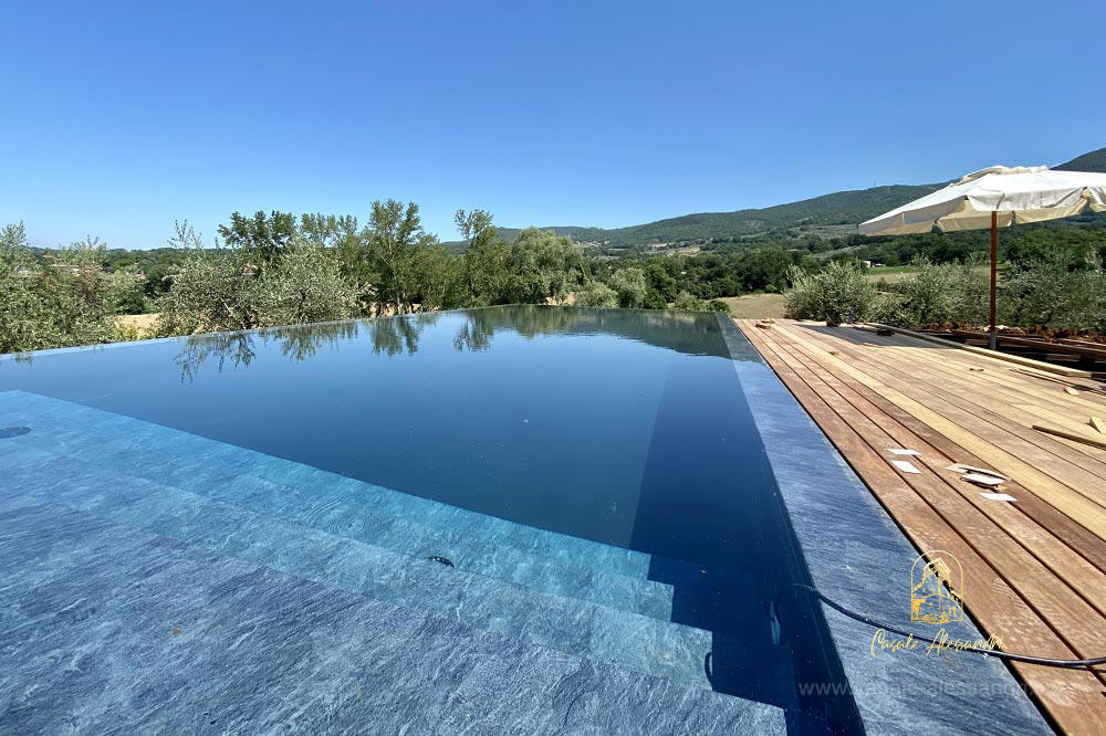 cooking-classes-in-umbria-swimming-pool-17